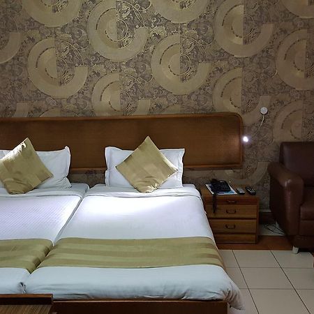 Oyo 15791 Flagship Hotel Executive Hazratganj Lucknow Exterior foto