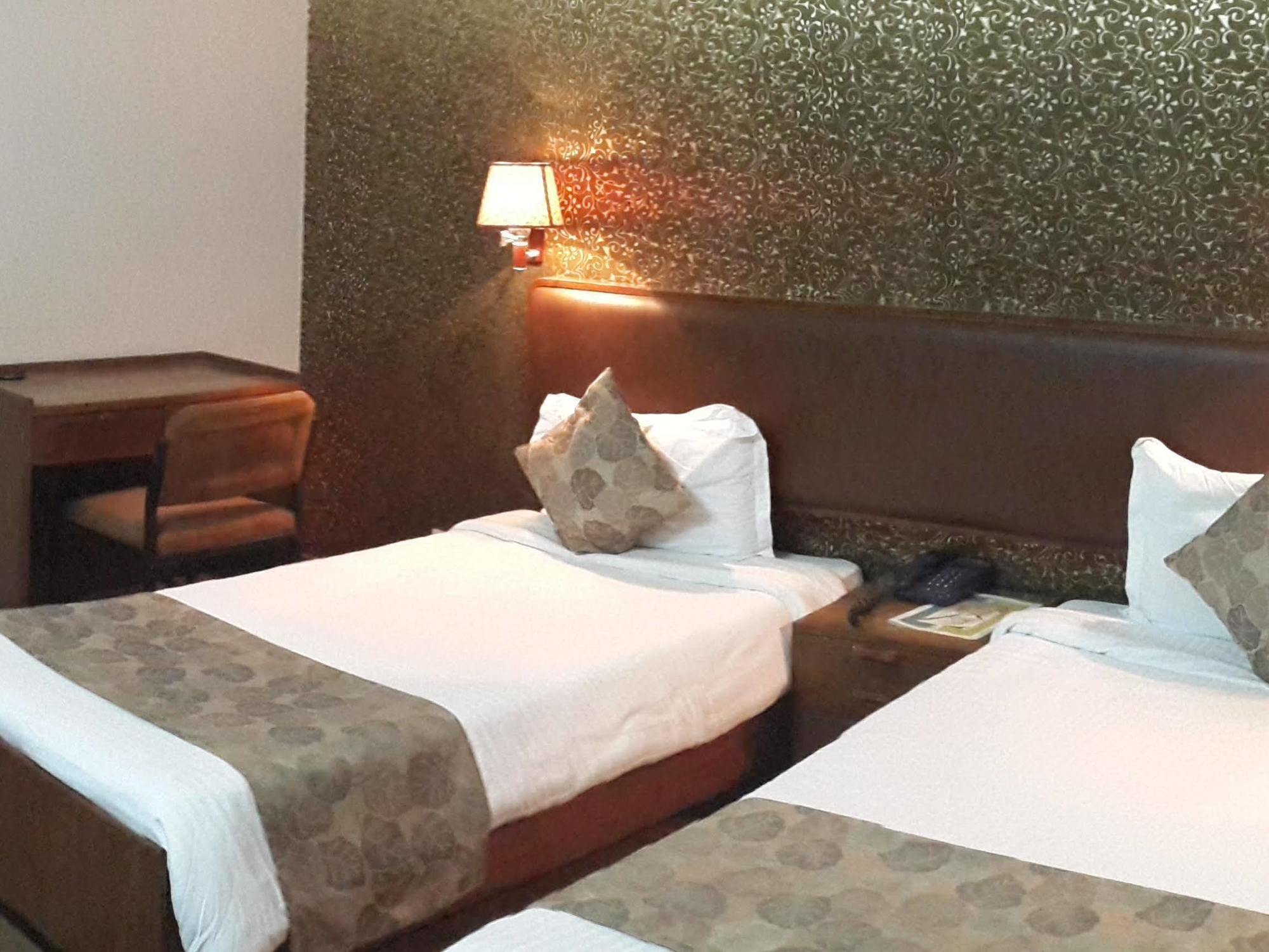 Oyo 15791 Flagship Hotel Executive Hazratganj Lucknow Exterior foto
